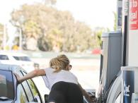 Charlotte McKinney kusząco na stacji benzynowej